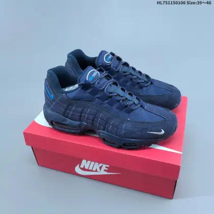 集合二 Nike Air Max 95 OG 耐克 Max 95 低帮 复刻灰粉色 舒适百搭防滑耐磨低邦生活休闲鞋 此次联名是Nike SB为庆祝Air Max 95诞生30周年打造,鞋身以皮革、网眼材质拼接打造,营造出丰富的层次感;鞋款配色以灰色色调为主,相比亮色"仙人掌花"更添一丝稳重,以灰色网眼布为基底,侧边皮革面板呈现从灰色到深灰色的渐变效果,鞋头部分采用黑色皮革材质;粉色的织带鞋带环、同色系鞋舌徽章,以及鞋领处的粉色迷你Swoosh Logo标志增添了温暖质感,中央条纹则带有反光效果.黑色中底搭配透明色调的可视气垫单元,其双色外底有点小惊喜 —— 前掌为橡胶材质,鞋底印有木纹图案,最后,后跟处压印的"NIKE SB AIR"品牌标识进一步确认了其SB跨界身份. 货号:HQ6457 001HL751150106